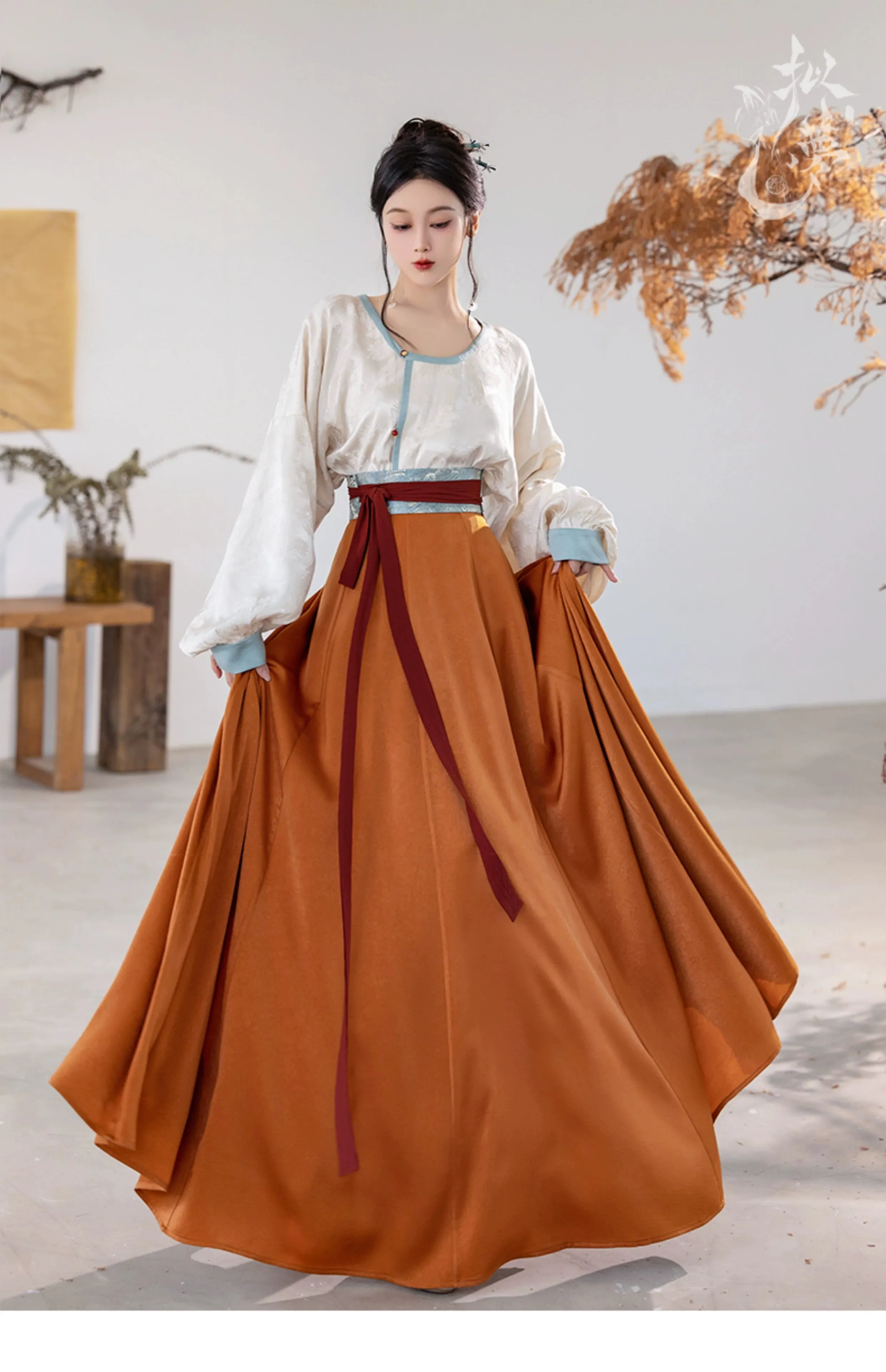 the Tang style is breathable, the silk neck, the round neck shirt, the ten broken skirts, the summer