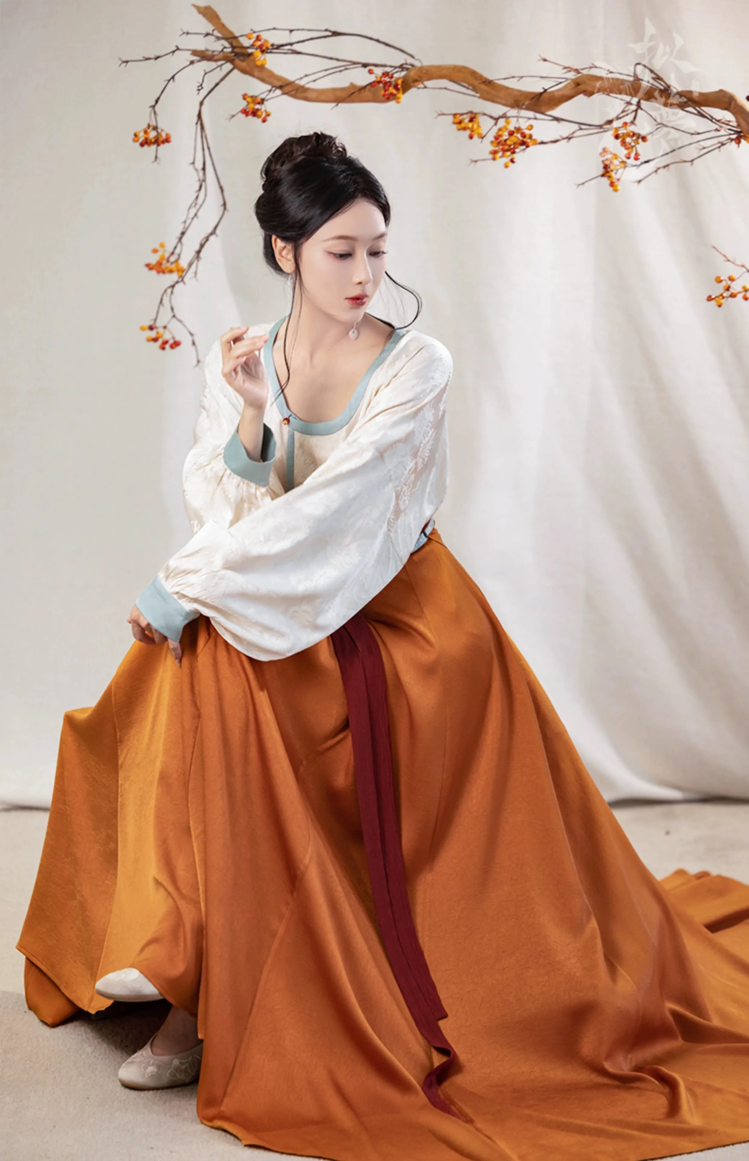 the Tang style is breathable, the silk neck, the round neck shirt, the ten broken skirts, the summer